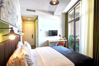 Отель Graphica Tbilisi Hotel Тбилиси Двухместный номер с 1 кроватью и балконом-1