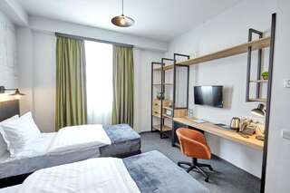 Отель Graphica Tbilisi Hotel Тбилиси Двухместный номер с 2 отдельными кроватями и балконом-3